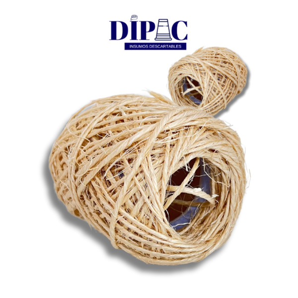 El hilo sisal natural es una opción excelente para todas tus artesanías y manualidades. Su resistencia y textura lo convierten en el material perfecto para crear proyectos decorativos, atar, envolver y dar un toque rústico y natural a tus trabajos.