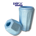 Este porta botella térmico de 1 litro está fabricado con material de telgopor, lo que le otorga excelentes propiedades aislantes para mantener la temperatura de tus bebidas por más tiempo.