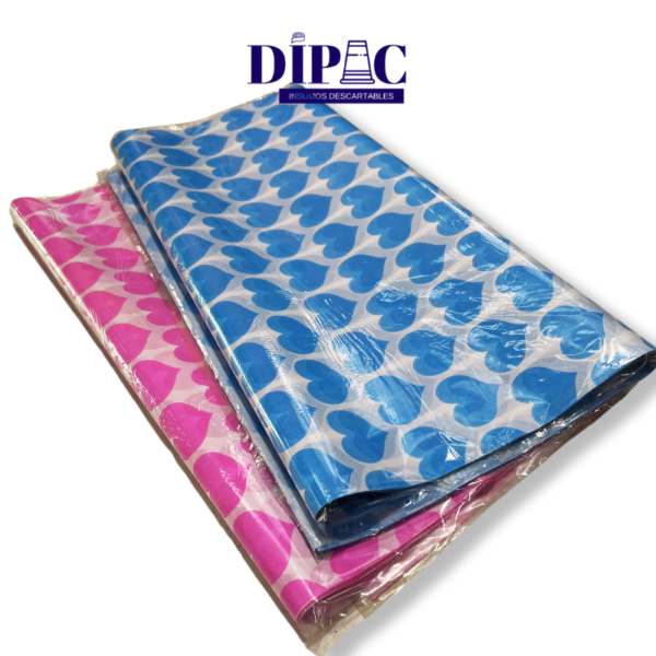 Papel seda con corazones, disponible en color celeste y rosa.